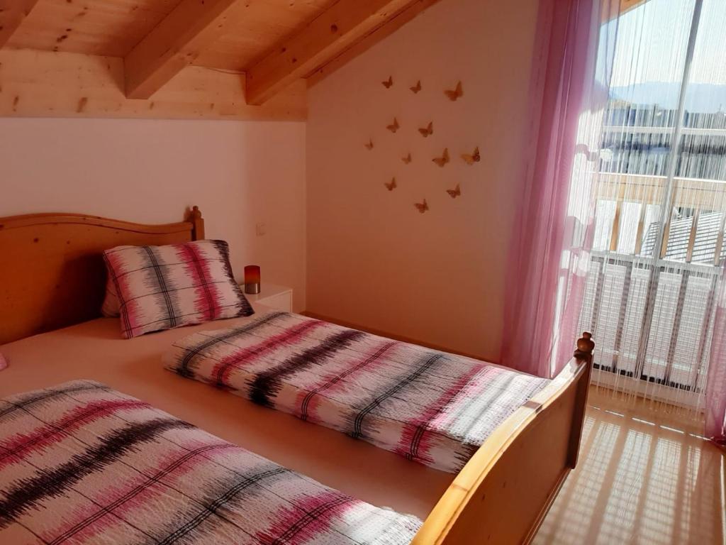阿尔陶塞Ferienwohnung Christine的一间卧室设有两张床和窗户。