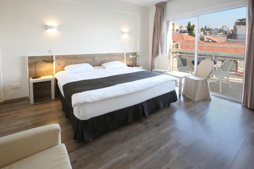 尼科西亚中心酒店 - 市中心的酒店客房设有一张大床和一个阳台。