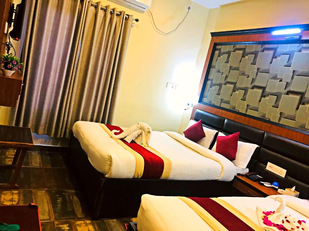 Maruwā GhātHotel the Narayani的一间酒店客房内设有两张床的房间