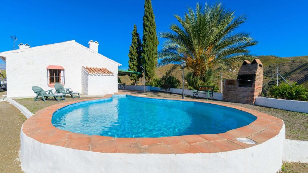 AlmácharCasa Tobalo Almachar by Ruralidays的一座带房子的庭院内的游泳池