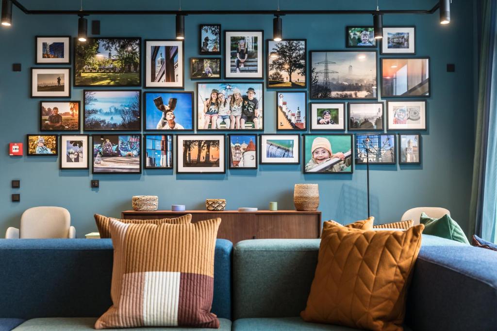 奥格斯堡Hotel einsmehr的客厅设有充满照片的蓝色墙壁