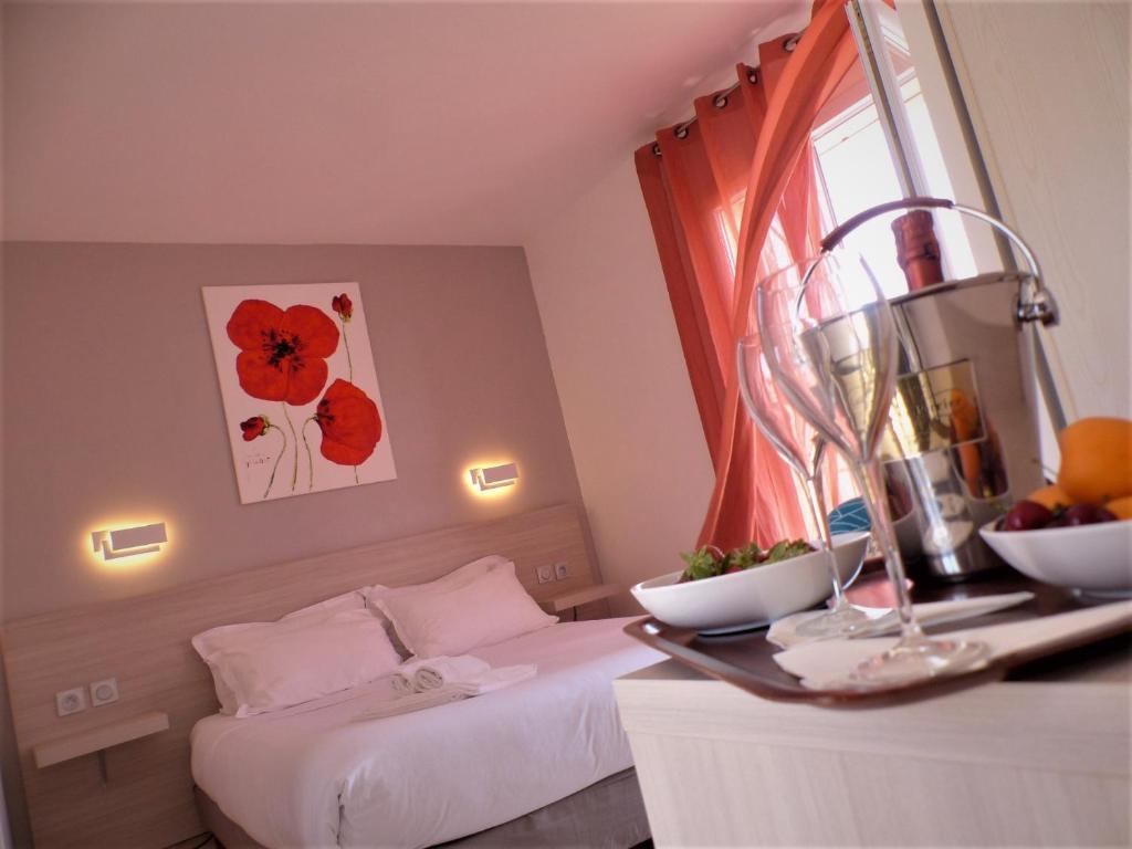 马奇纳奇奥斯特拉滨海酒店的酒店客房,设有两张床和一张带水果的桌子。