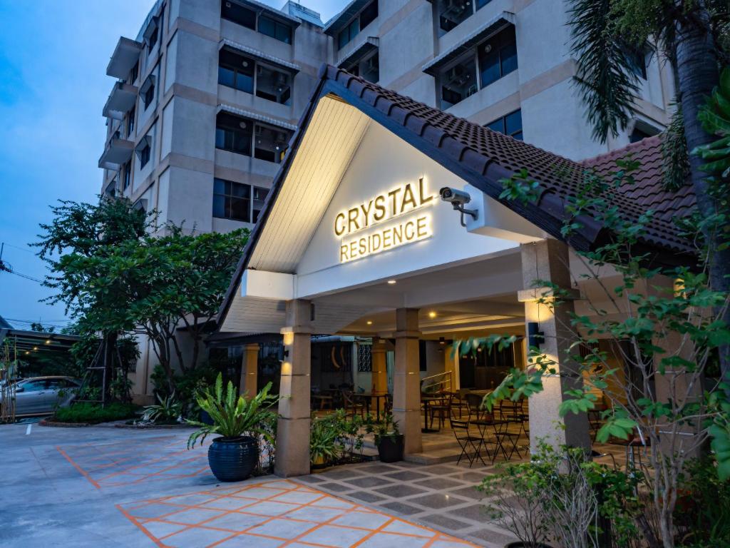 呵叻Crystal Resort Korat的带有特殊交换标志的酒店