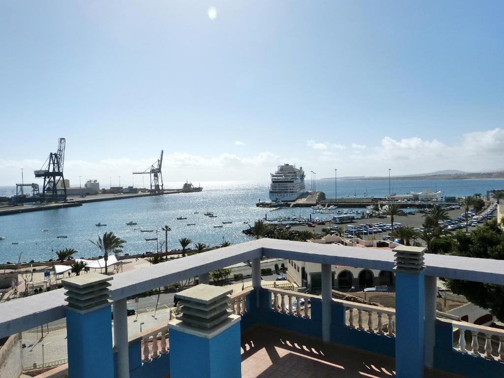 罗萨里奥港塔马塞特酒店的海港景,水中设有游轮