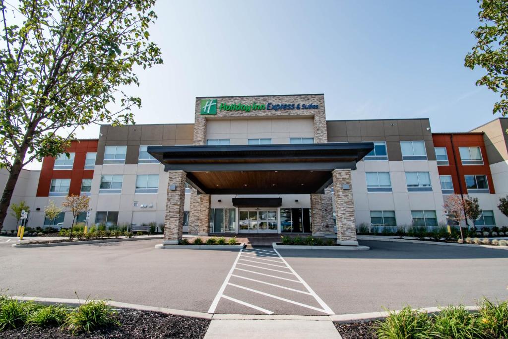 托纳万达Holiday Inn Express & Suites Tonawanda - Buffalo Area, an IHG Hotel的医院大楼前方的 ⁇ 染