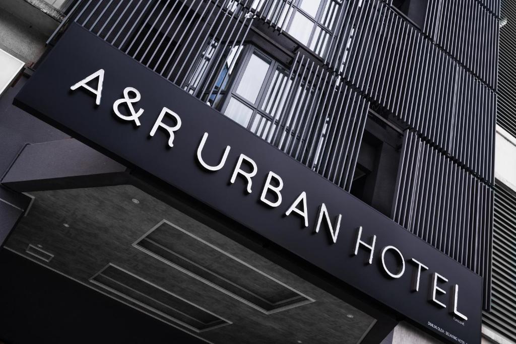 吉隆坡A&R Urban Hotel的建筑外有一座名牌的军营酒店