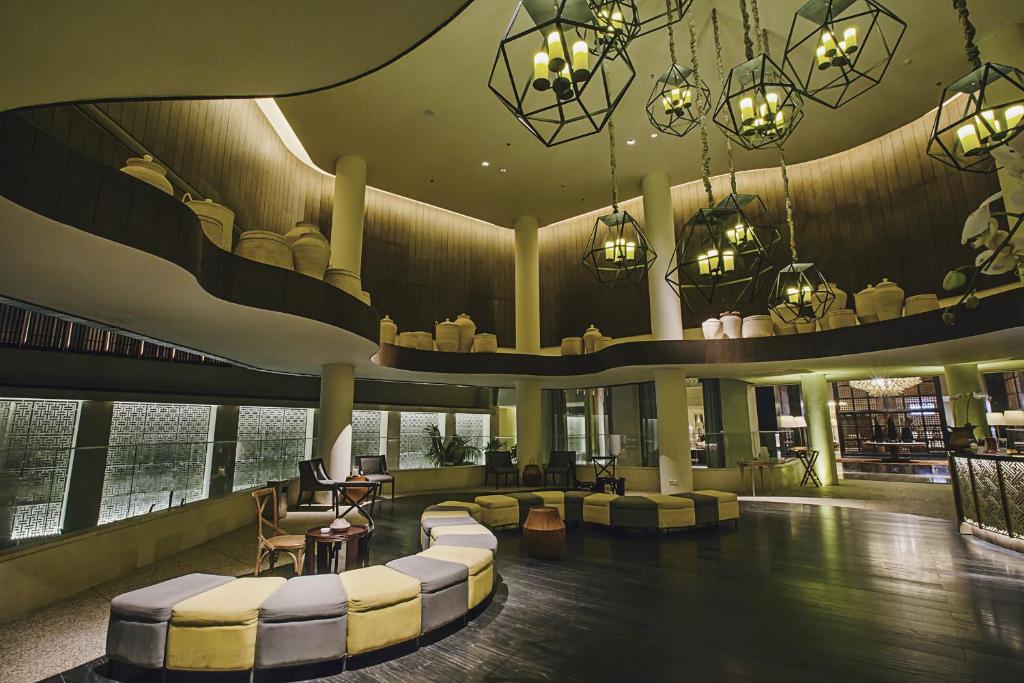 金巴兰巴厘岛百丽宫度假酒店的大楼内一个带沙发和椅子的大堂