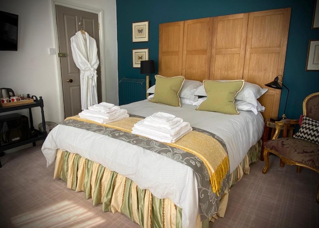 福克斯通Merchant39的一间卧室配有一张带绿色枕头的大床
