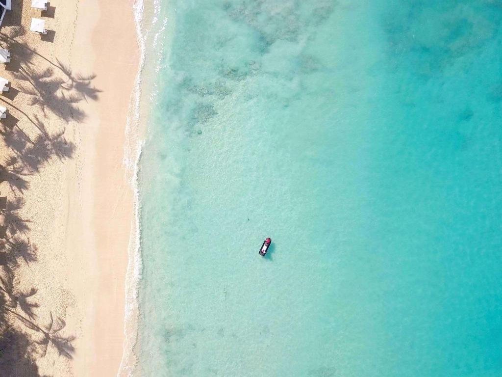 圣詹姆斯Fairmont Royal Pavilion Barbados Resort的海滩上方的海面景色,水面上设有一条船