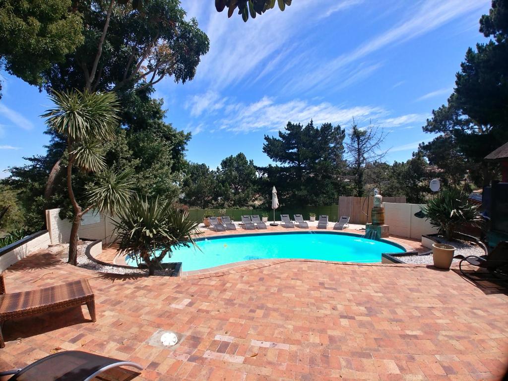 西萨默塞特酒乡别墅宾馆的一座带砖砌庭院的庭院内的游泳池