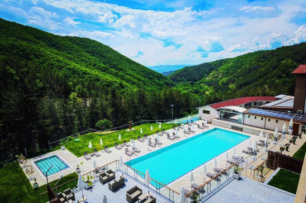 布拉戈耶夫格勒Spa Hotel Orbita的享有高山上游泳池的空中景致