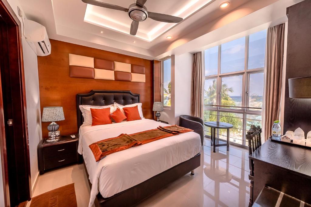 胡鲁马累Rivethi Beach的一间卧室设有一张大床和一个大窗户