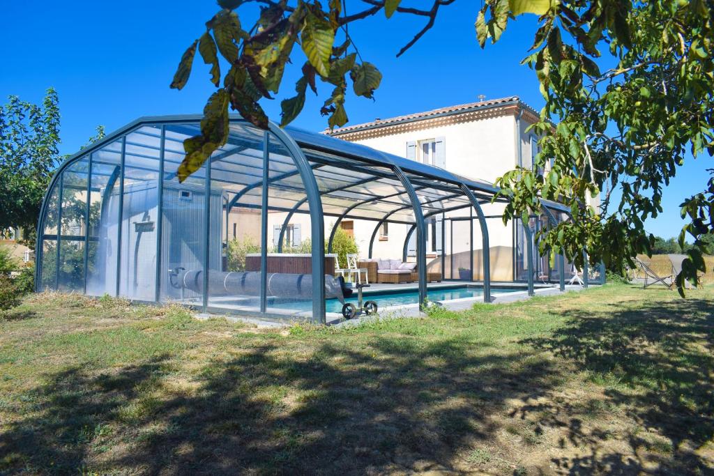 GrazacLa Grande Oasis - B&B et Spa的院子里设有游泳池的玻璃温室