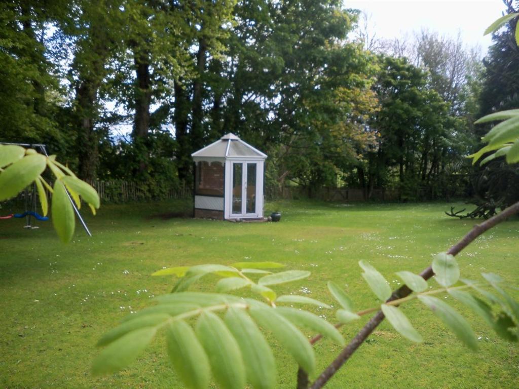 巴利米纳Lisnafillan Lodge的庭院中间的小凉亭