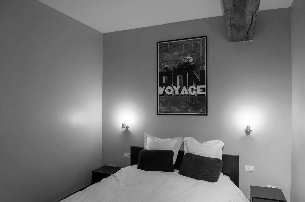 Hoegaarden厄皮库利住宿加早餐旅馆的一张黑白相间的一张带一张床的卧室照片