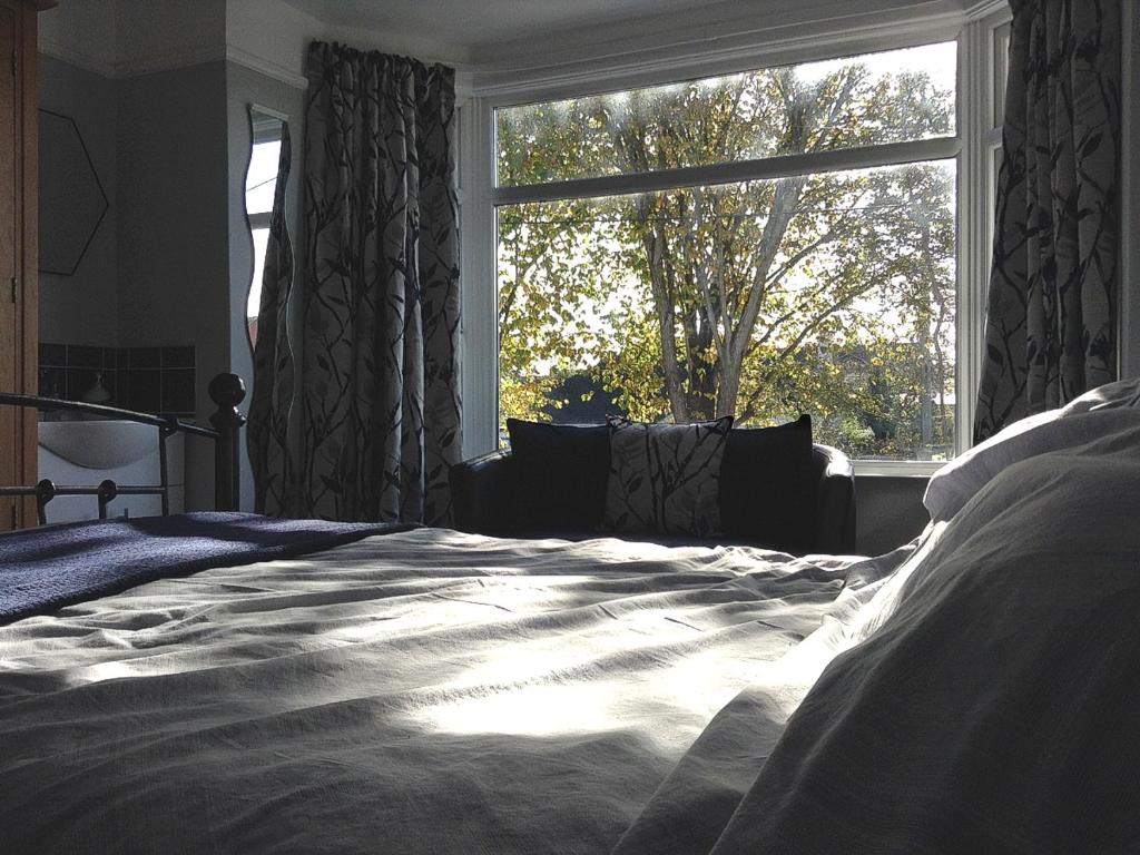 FremingtonWickham House Apartment的一间卧室设有一张床和一个大窗户