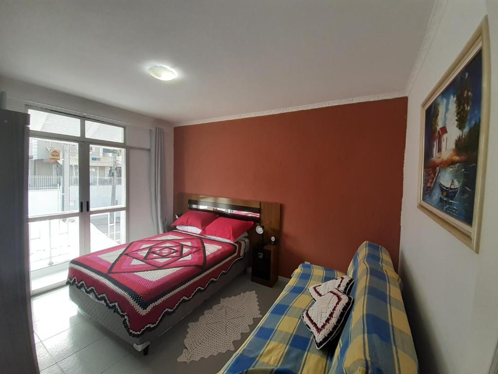 弗洛里亚诺波利斯Apto compacto em Floripa-continente的一间卧室设有两张床和窗户。