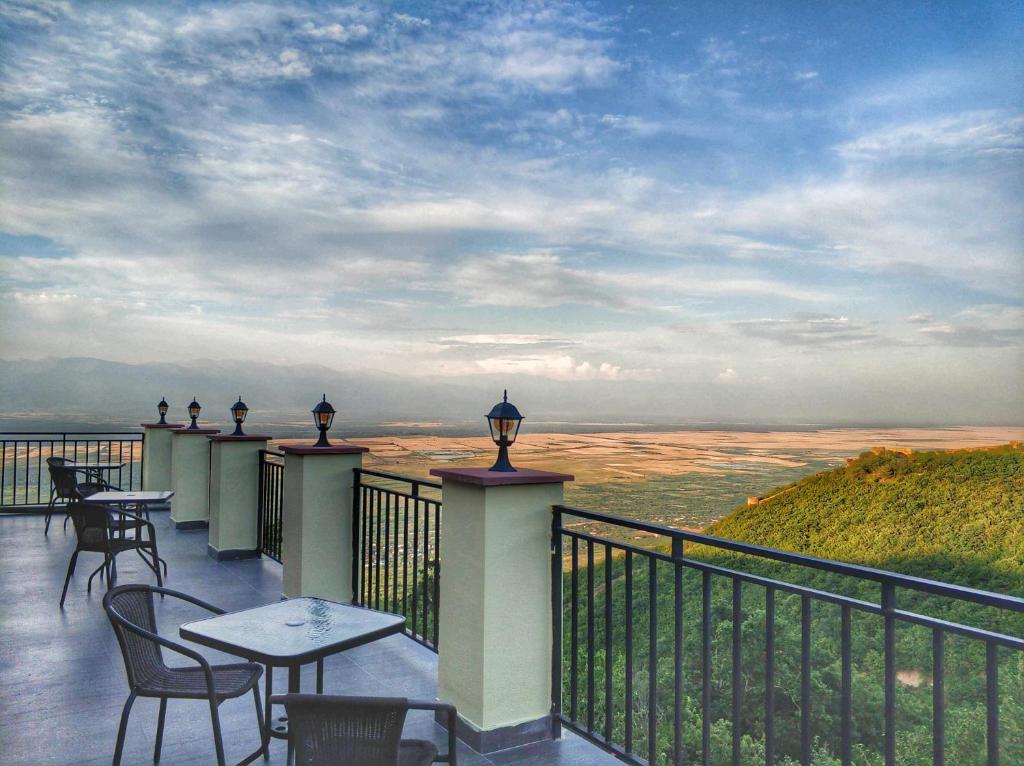 西格纳吉Favourite的阳台配有桌椅,享有沙漠美景。