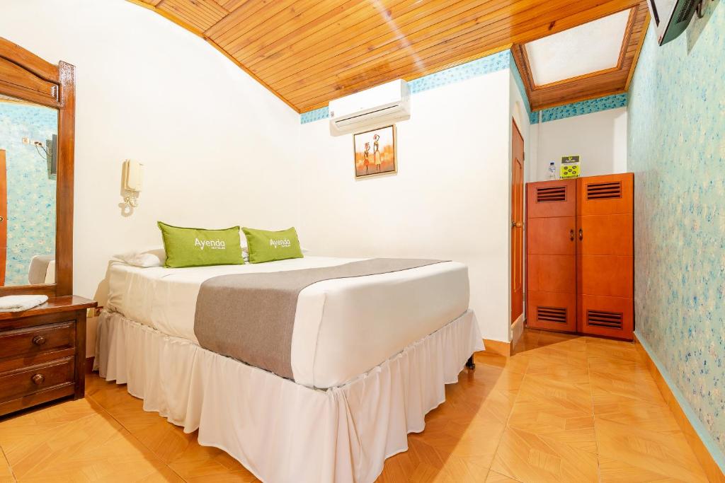 比亚维森西奥Hotel Ayenda Eclipse 1706的一间卧室,卧室内配有一张大床