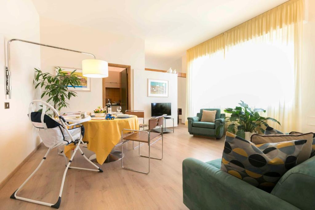 佛罗伦萨波塔阿尔普瑞托酒店的客厅配有桌椅和沙发