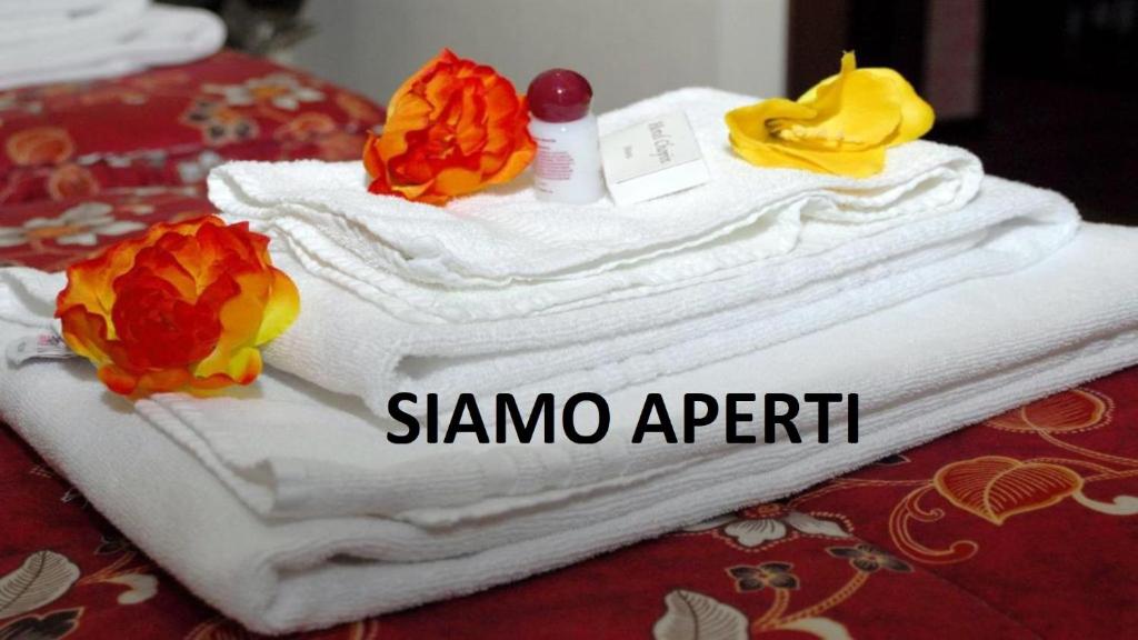 米兰肖邦酒店的一组毛巾坐在桌子上