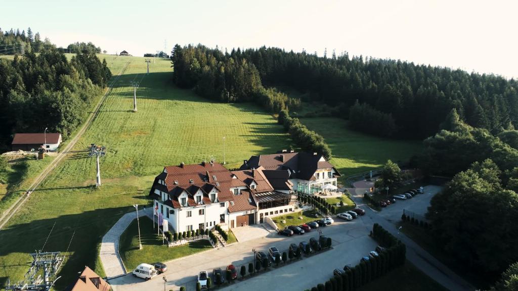 斯派特克维瑟康普克斯贝斯基德酒店的田野上大房子的空中景观