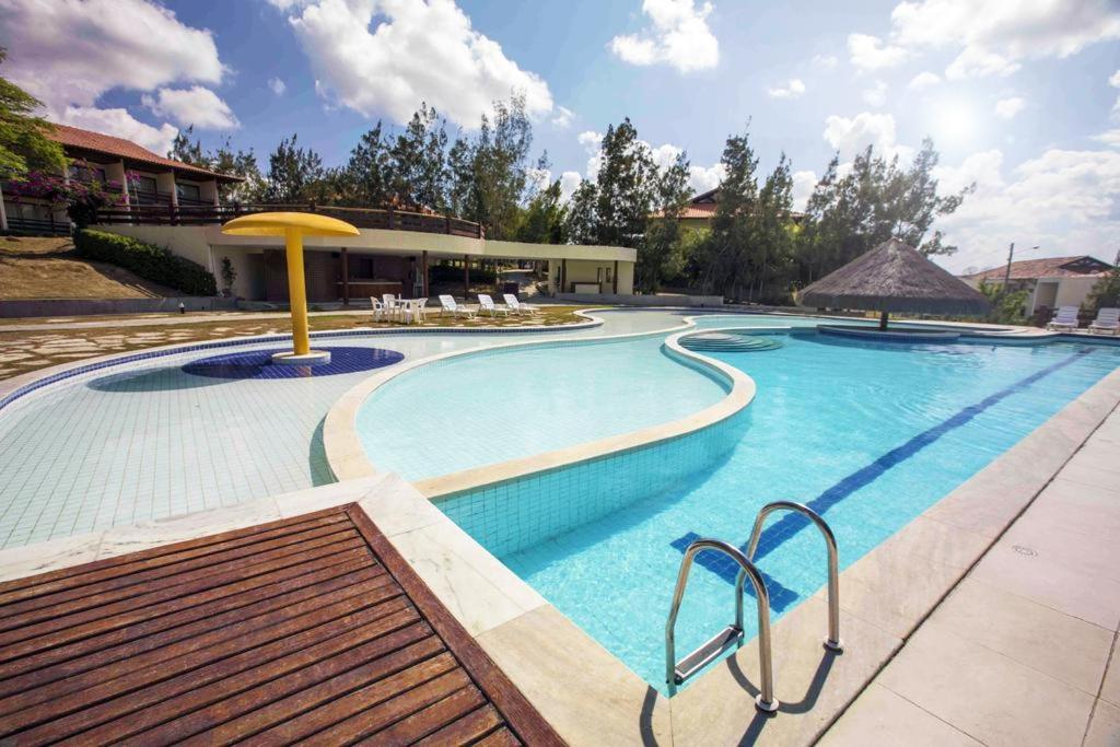 格拉瓦塔Flat Grande em Hotel Fazenda Monte Castelo - Gravatá - Sairé的度假村内的大型游泳池