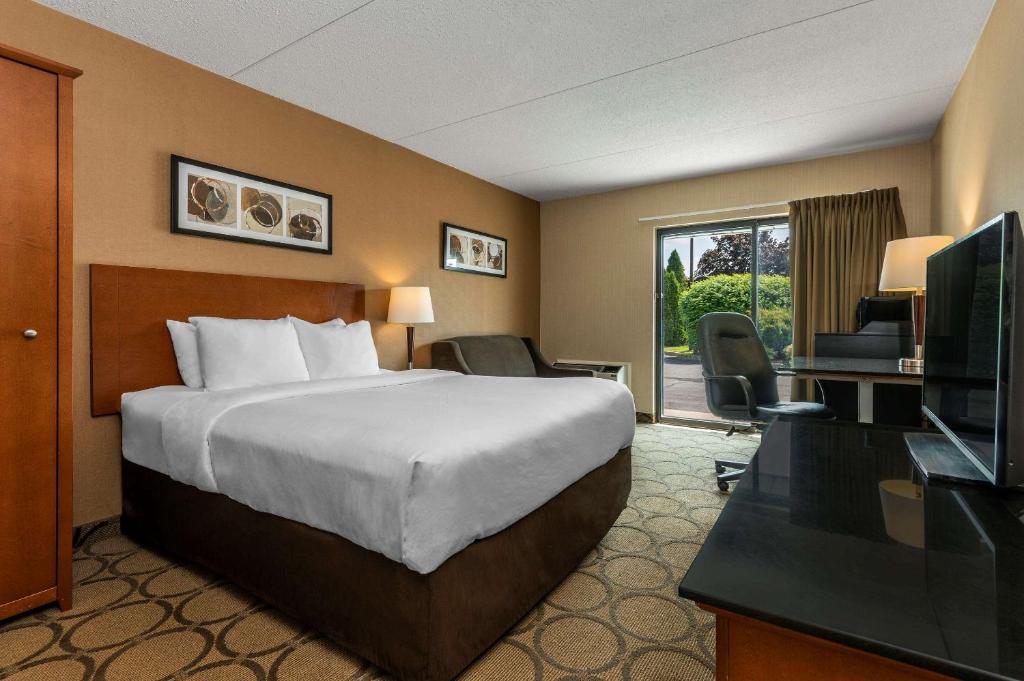 舍布鲁克Comfort Inn Sherbrooke的酒店客房,配有床和电视