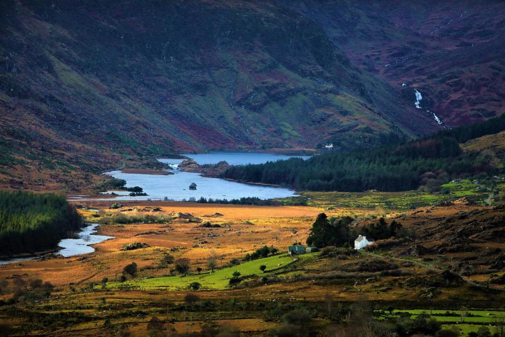 DerryleaCeim house, Restful rural home Gap of dunloe, Killarney的享有山谷、河流和山脉的景色