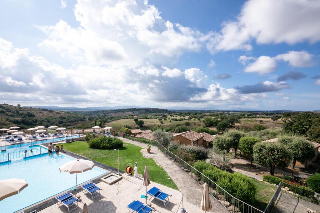 马利亚诺因托斯卡纳Borgo Magliano Resort的享有度假村游泳池的景致