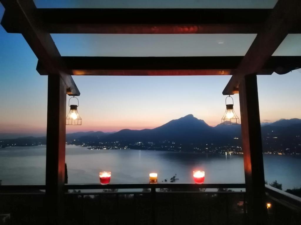 圣奇诺·迪·蒙塔尼亚B&B da Paolo con vista Lago di Garda的透过窗户的灯光可欣赏到湖景