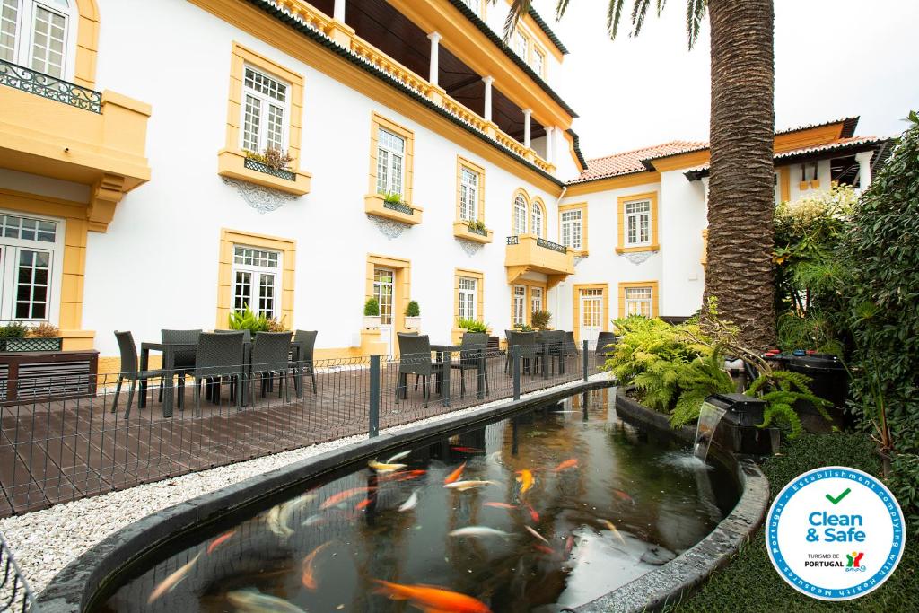 阿威罗芬尼萨酒店的一座酒店庭院里的锦 ⁇ 池