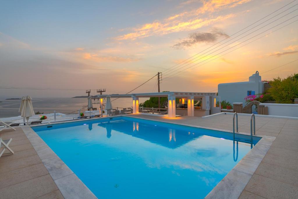 圣爱奥尼斯米科诺斯斯派罗斯&弗洛拉力托斯酒店的一座享有日落美景的游泳池