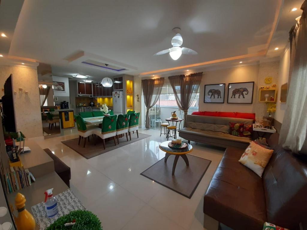 贝卢港Lindo apartamento 3 dorm a 100m da praia de Perequê的客厅配有沙发和桌子