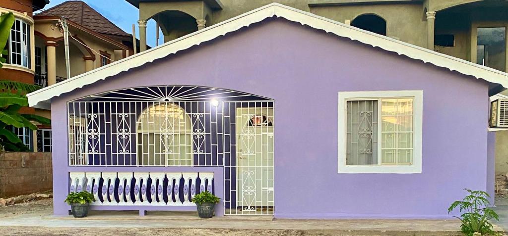 法尔茅斯The Intimate Paradise Close to 876 Beach的紫色的房子,带门