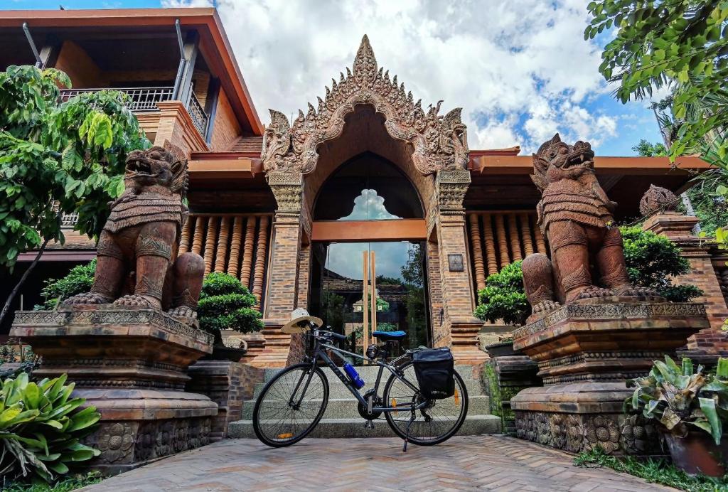 清迈Phor Liang Meun Terracotta Arts的停在大楼前的自行车