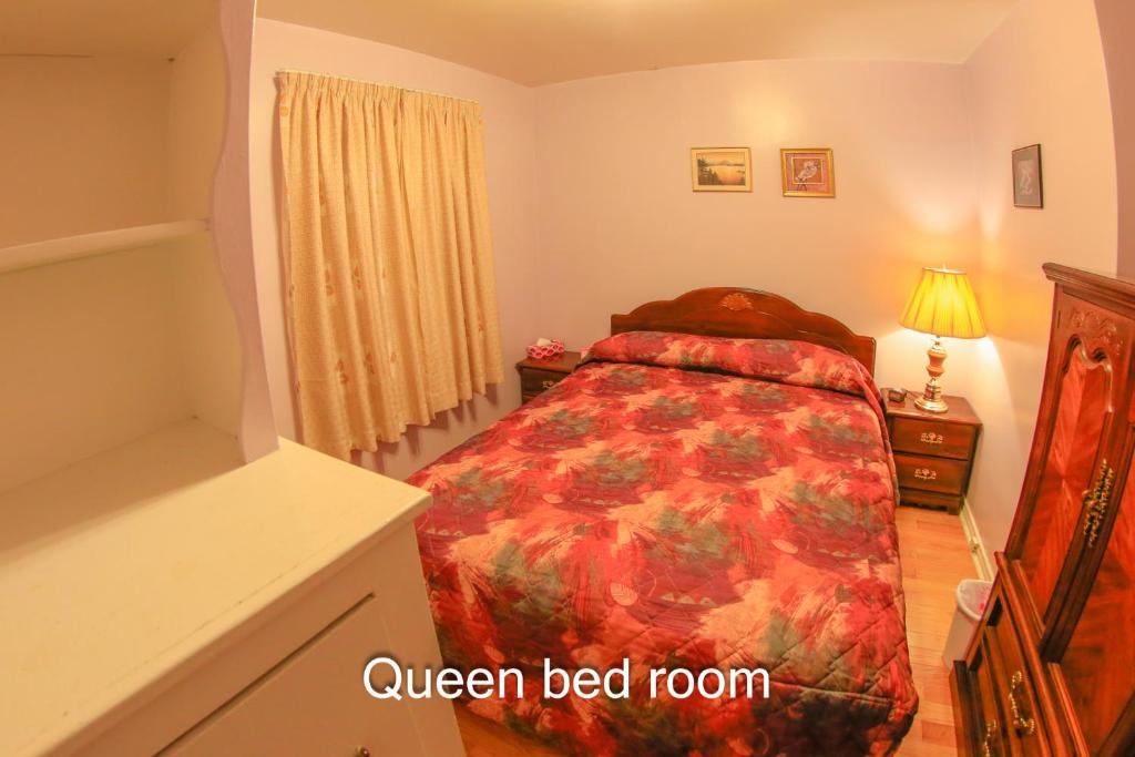 多伦多Comfort Home Toronto的一间卧室配有一张红色棉被的床