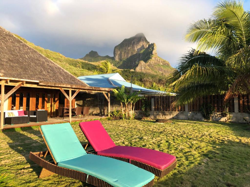 波拉波拉Bora Bora waterfront sunrise villa的两个躺椅坐在度假村前