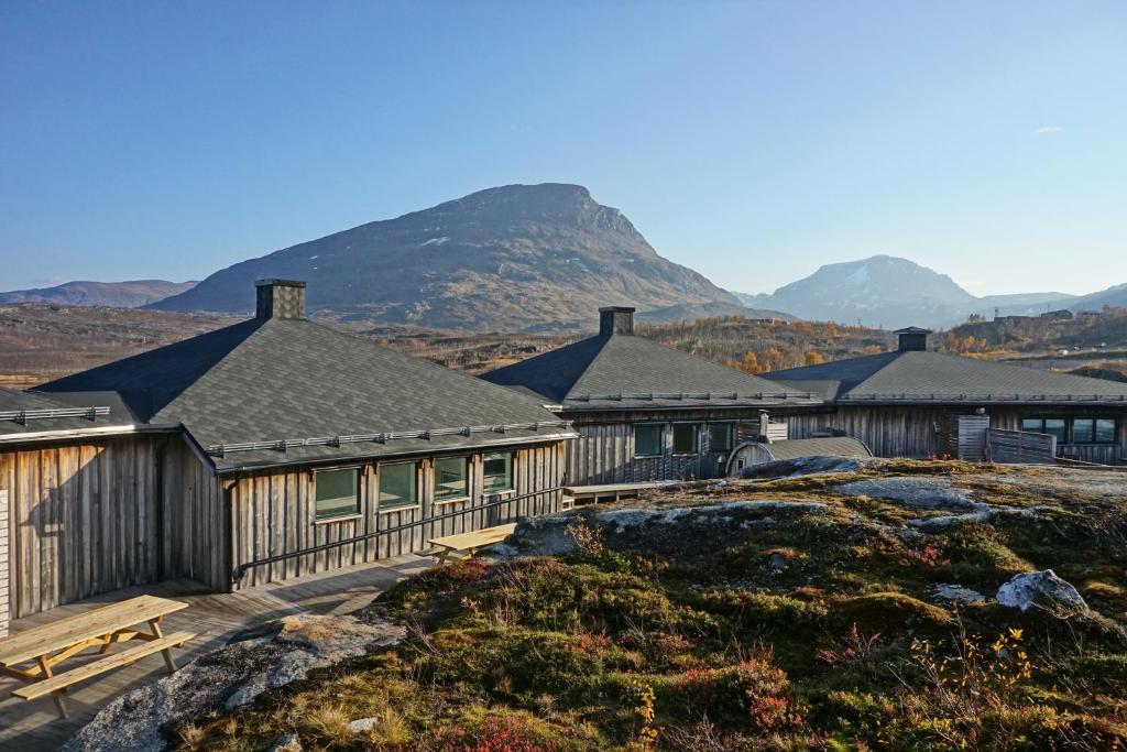 里克斯格伦森Arctic Lodge的一座大建筑,背景是群山