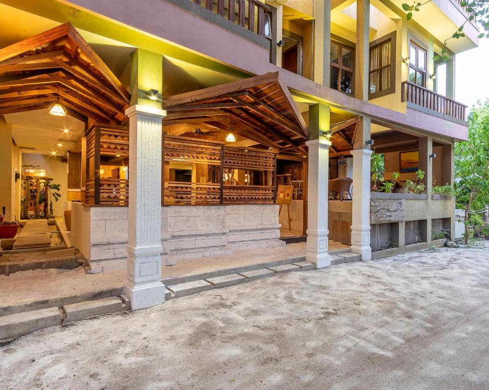 乌库拉斯西沙滩旅馆的享有带木梁的房屋外部景色