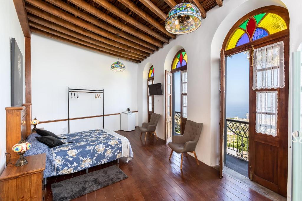 伊科德洛斯维诺斯ALOJAMIENTOS NECANA的一间卧室设有一张床和一个阳台