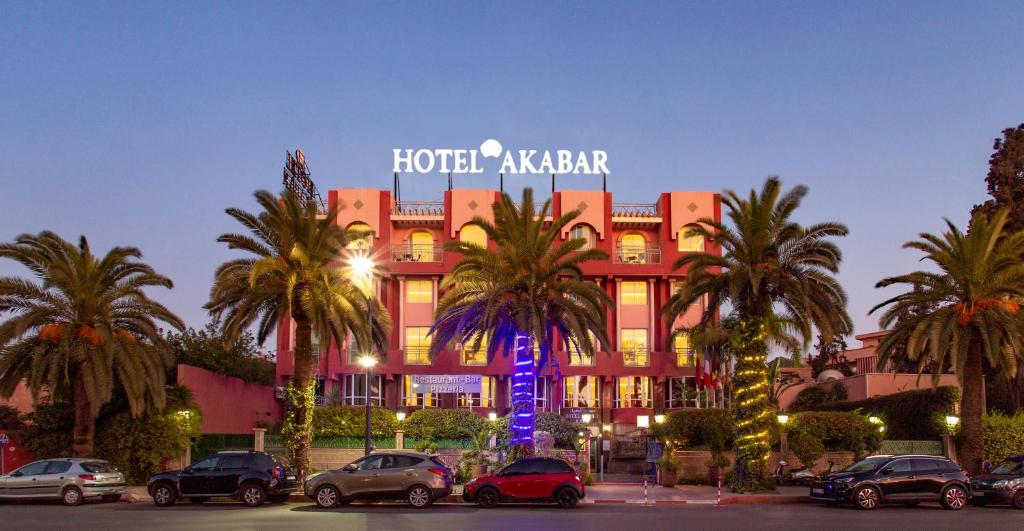 马拉喀什阿卡巴酒店的酒店酒吧前面设有停车场