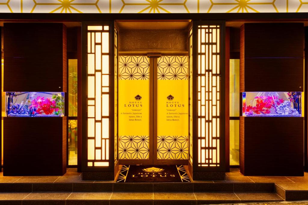 东京HOTEL Lotus Shibuya (Adult Only)的黄色门的建筑物入口