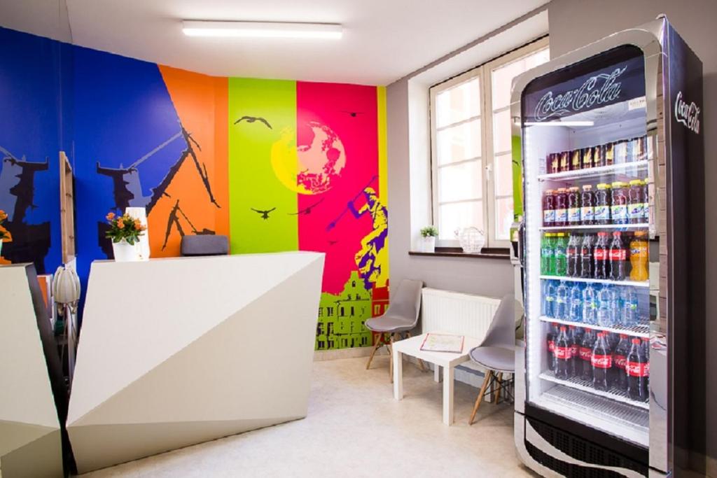 格但斯克Moon Hostel Gdańsk的室内的汽水机,有五彩缤纷的墙壁