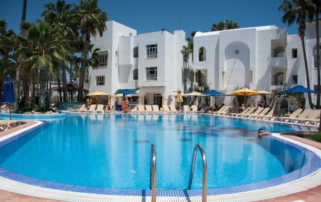 哈马马特Hotel Nesrine Hammamet的酒店前方的大型游泳池