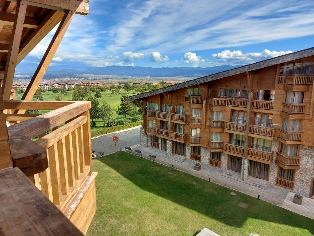 拉兹洛格Airy Studio Pirin Golf Aparthotel & Spa H2A92的享有绿色庭院建筑的空中景致