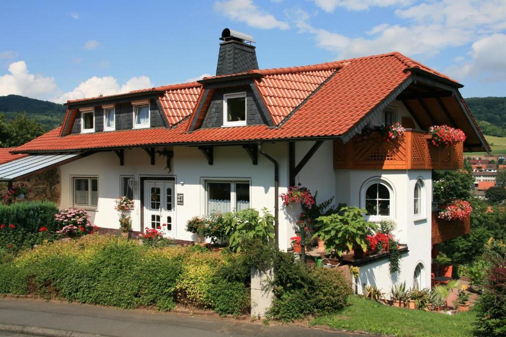 HildersHaus Luise Weber的白色房子,有橙色屋顶