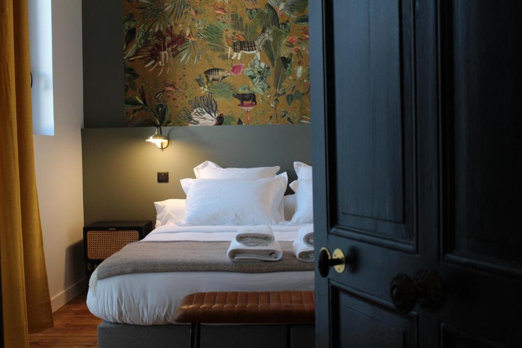 拉罗谢尔Maison Caju - La Rochelle的一间卧室配有一张壁画床