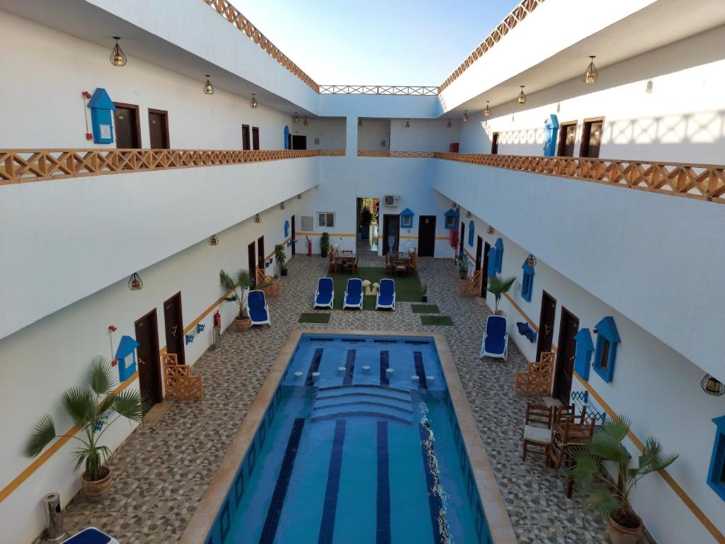 达哈布Golden Plaza Dahab Resort的医院大楼游泳池的顶部景观