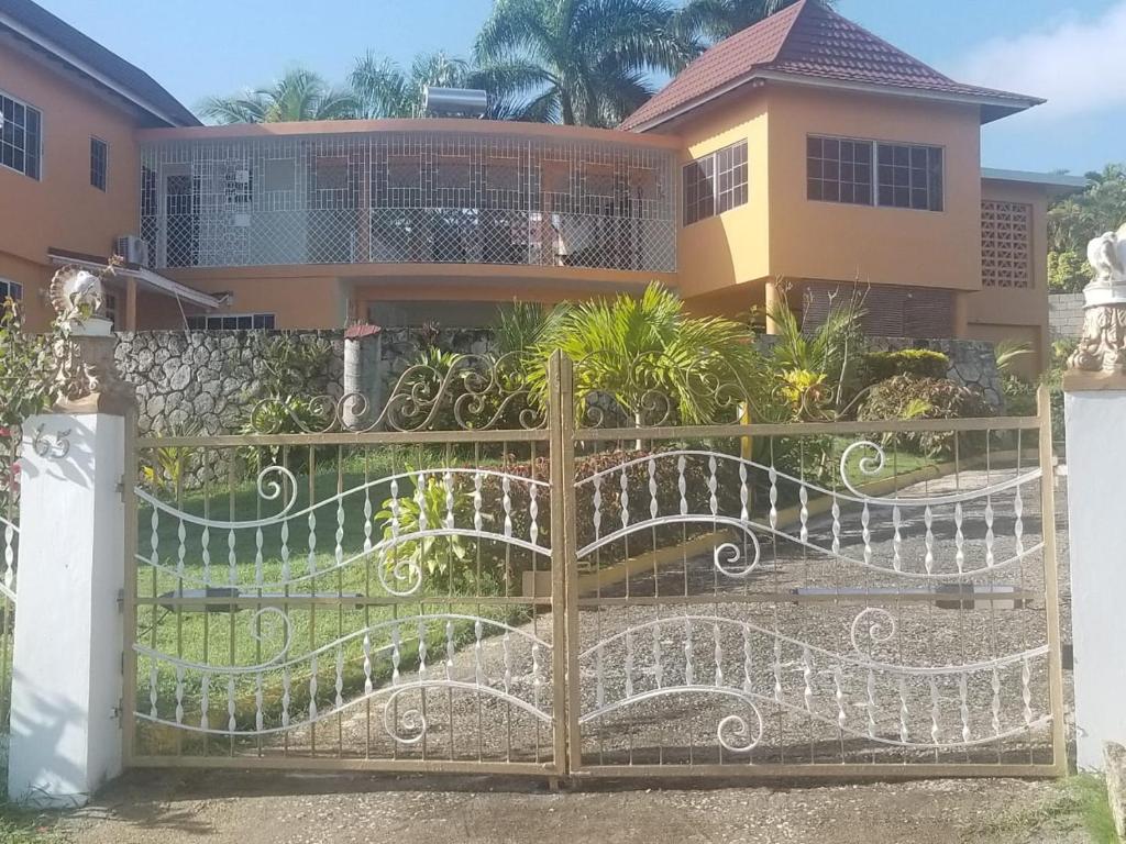 蒙特哥贝Chaudhry Holiday House Montego Bay的房屋前的大门